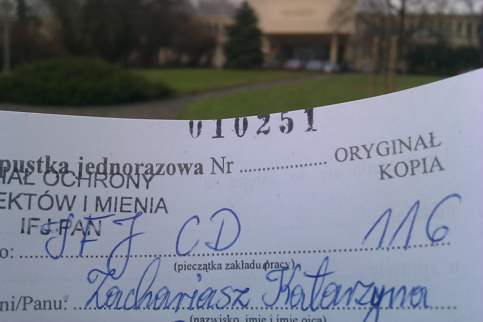 Bardzo staroświeckie przepustki do bardzo nowoczesnego miejsca
