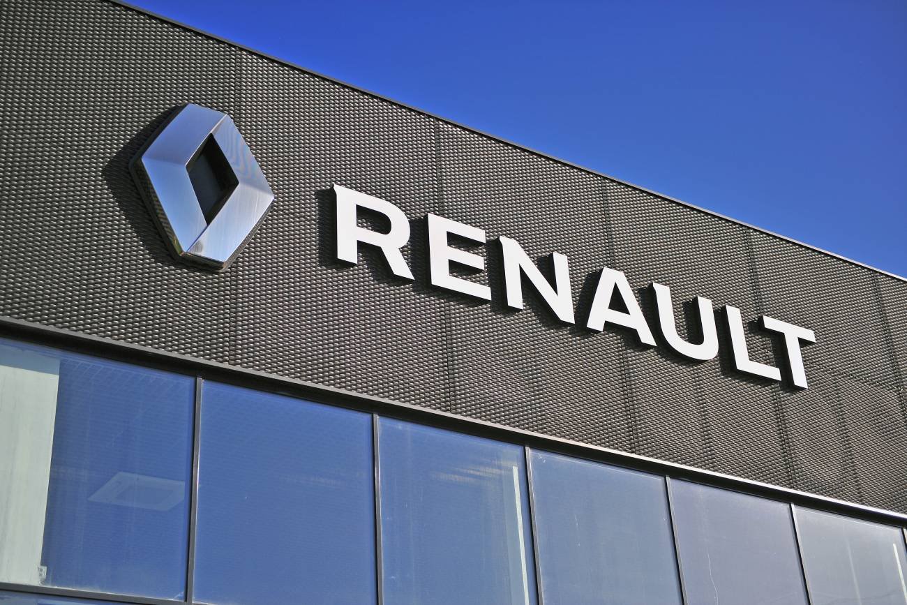 logo Renault na budynku