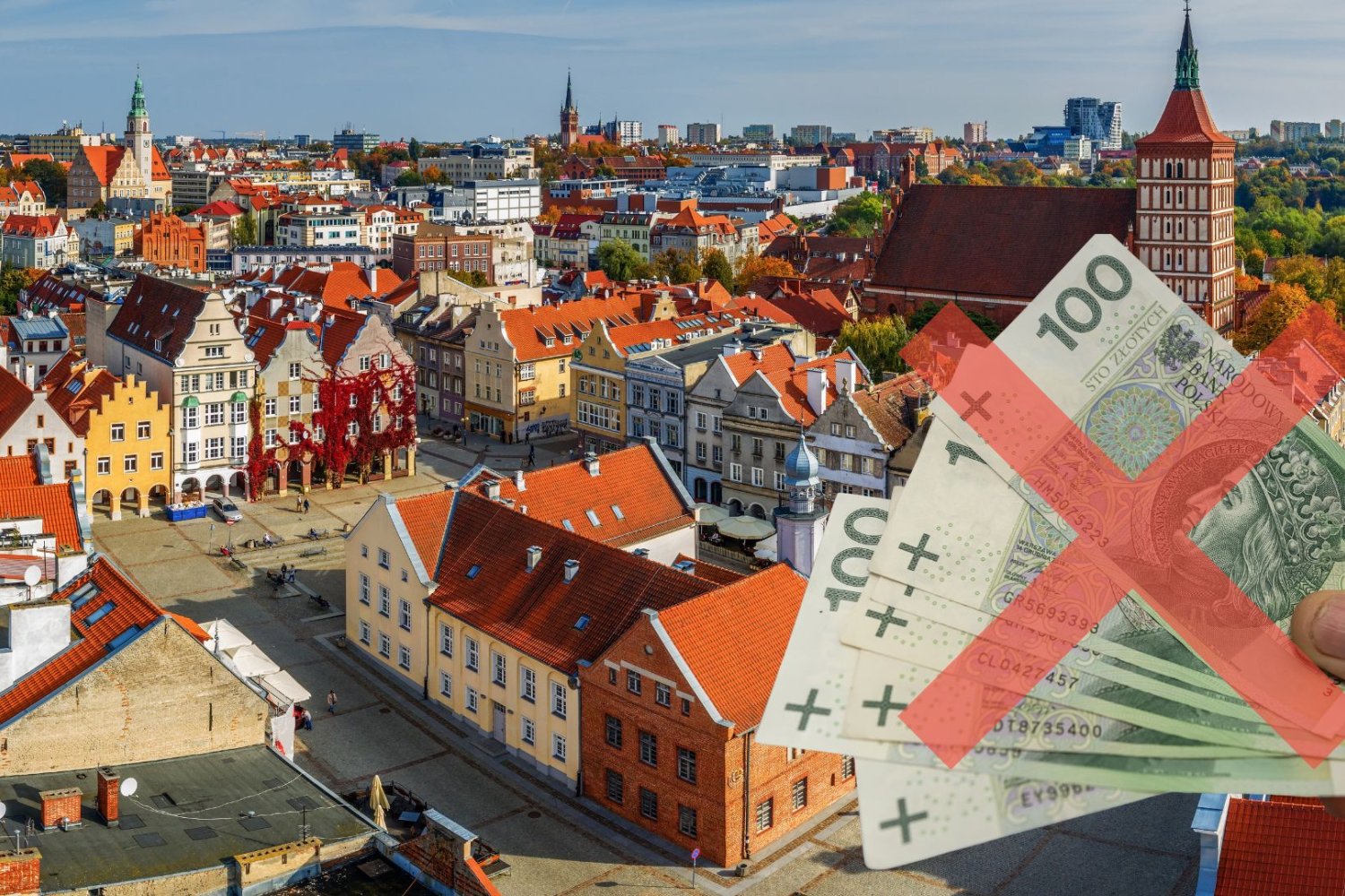 Olsztyn stracił 12,5 miliona złotych dotacji. Pieniądze na bezpieczeństwo poszły w błoto Olsztyn i przekreślone polskie banknoty w dłoni. Olsztyn stracił 12,5 miliona złotych dotacji. Pieniądze na ochronę w sytuacjach kryzysowych przepadły