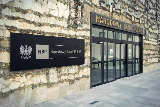 Joanna Chrzanowska łączy pracę na stanowisku kierowniczym w NBP z prowadzeniem spółki z o.o., co eksperci uznają za konflikt interesów.