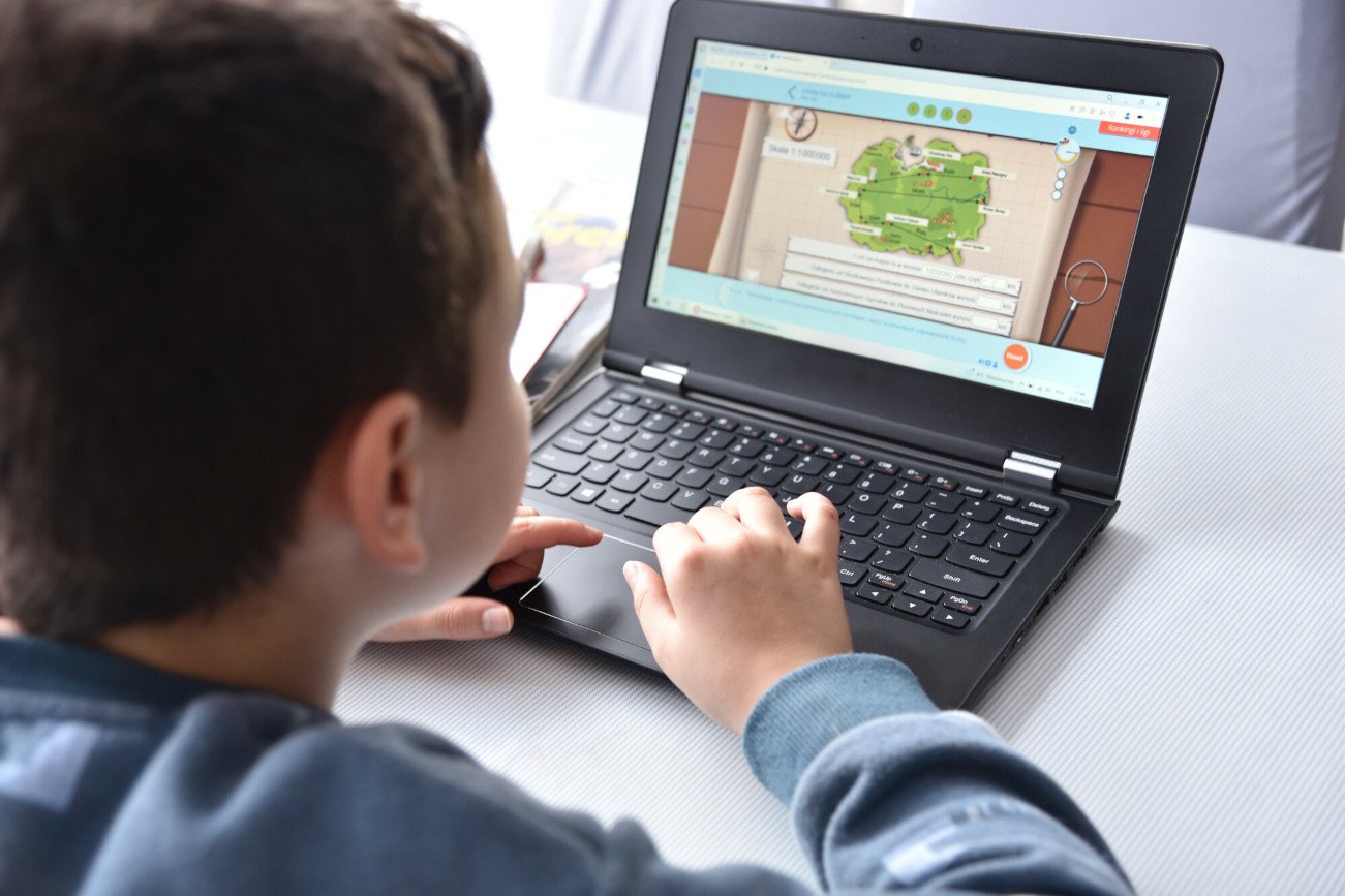 Nowy rząd likwiduje program "laptop dla ucznia". Urządzenia, które pozostały w magazynach zostaną rozdysponowane w ramach konkursu