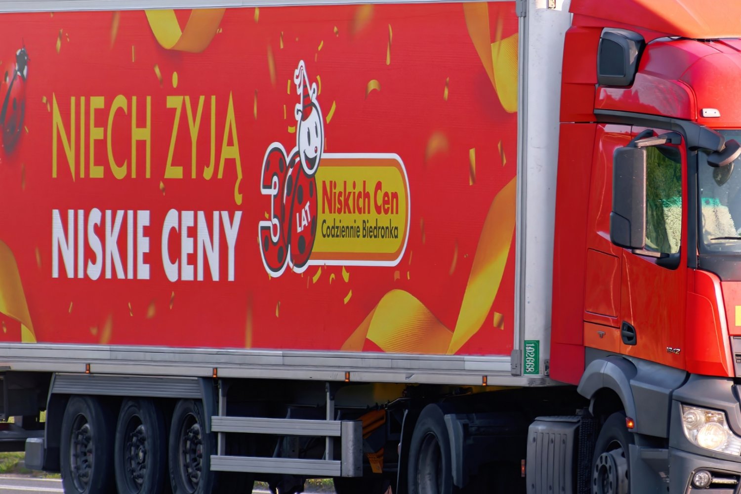 Ciężarówka Biedronka podczas jazdy.