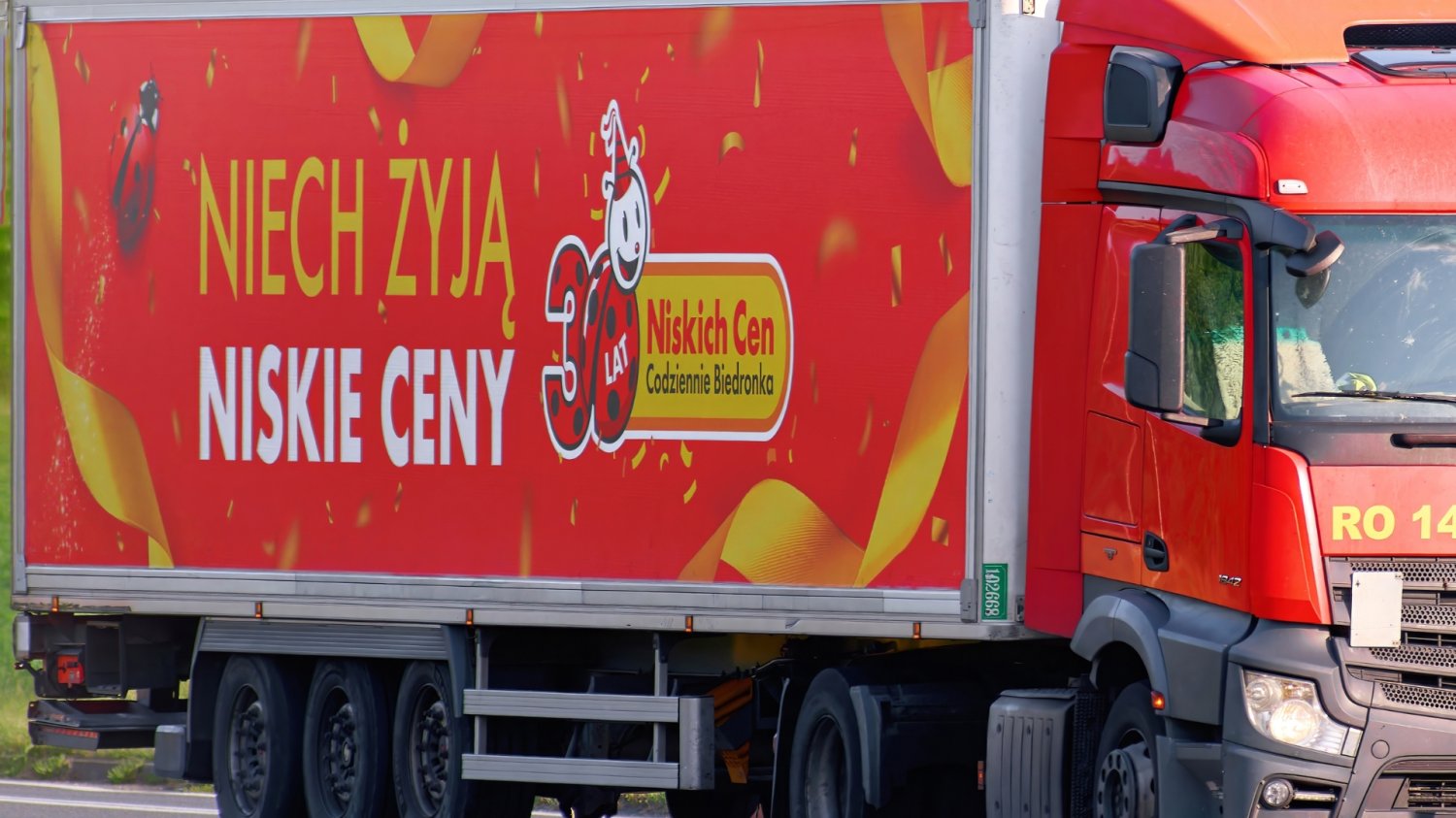 Ciężarówka Biedronka podczas jazdy.