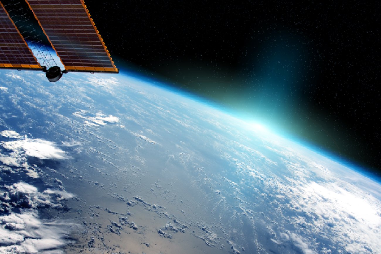 widok niebieskiej planety Ziemi z okna stacji kosmicznej podczas wschodu słońca, elementy 3D tego obrazu dostarczone przez NASA