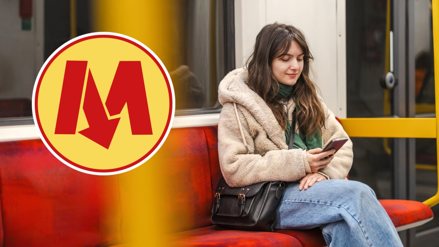 Linia metra M2 dotrze do Ursusa. Mieszkańcy wreszcie odetchną z ulgą Kobieta siedzi w metrze i korzysta z telefonu. Logo Metro Warszawa.