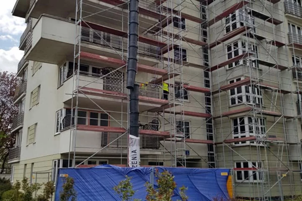 Budowlańcy zaklejali mieszkańcom okna i drzwi, by remontować balkony. W tym czasie lokatorzy przebywali w domach.