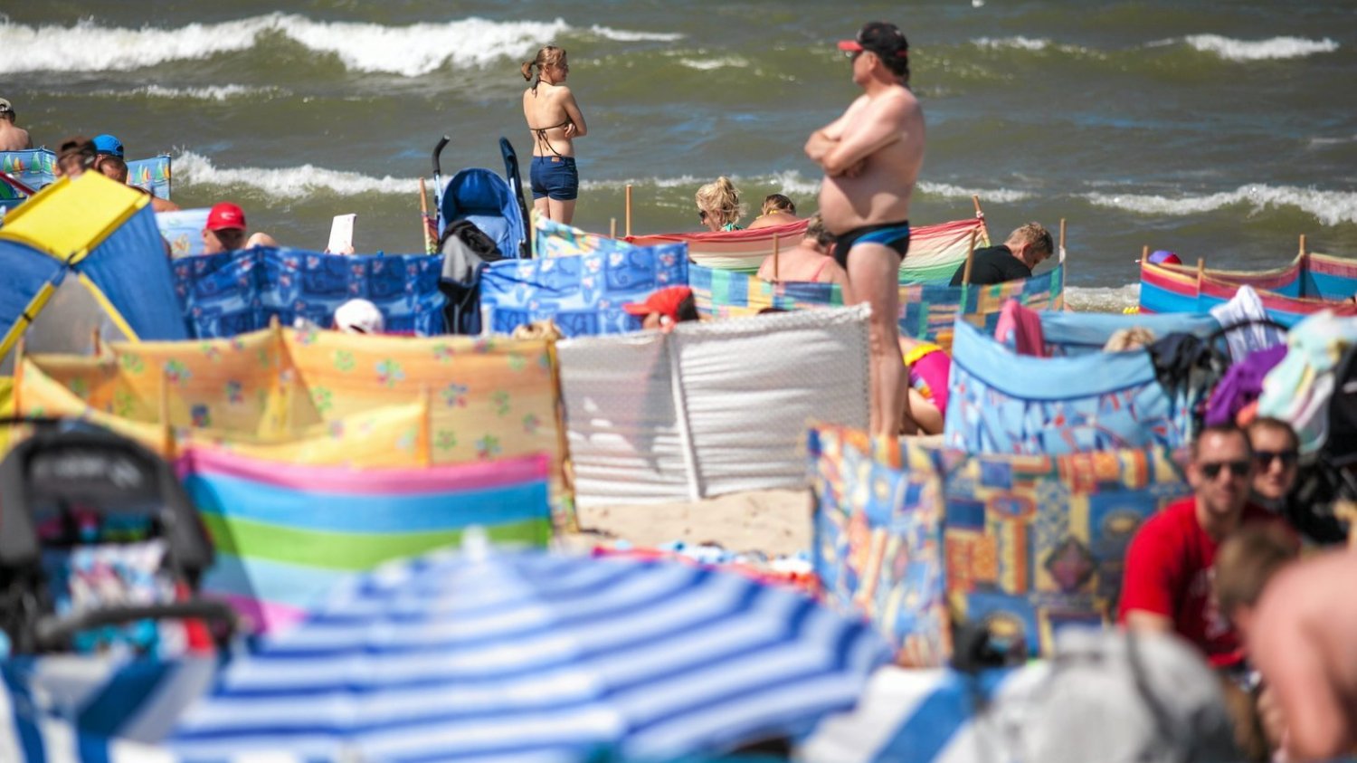 Parawany nad polskim morzem.