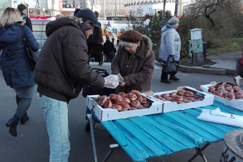 Wyroby Żaczka można dostać m.in. przy stacjach metra, placu przed Arkadią, na placu Wileńskim i na skrzyżowaniu ulic Rembielińskiej i Kondratowicza