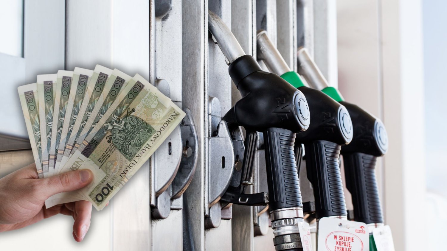 Dystrybutor paliwa na stacji benzynowej, plik banknotów.