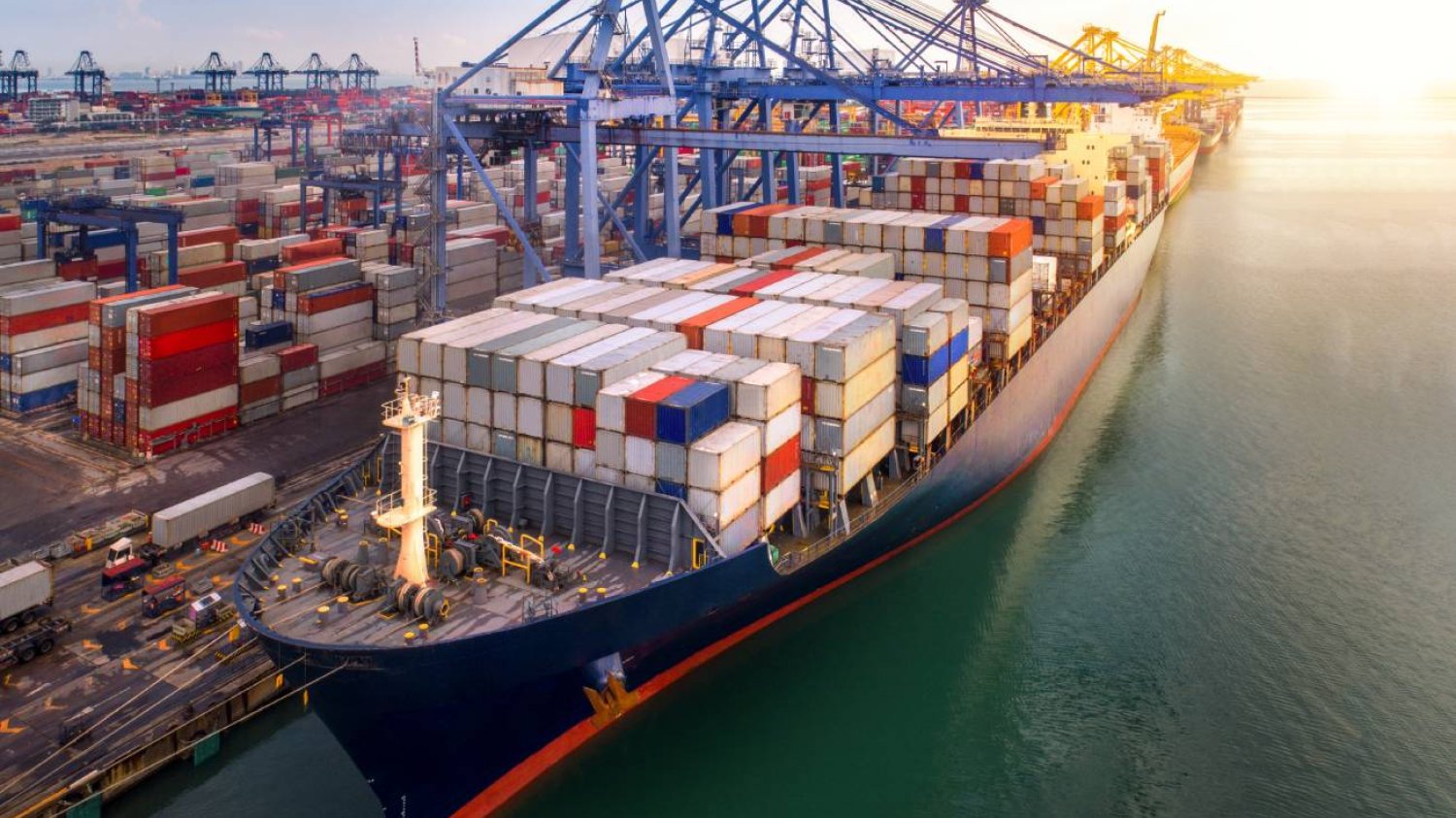 Port cargo w Azji. Frachtowce czekają przy brzegu morza na załadunek kontenerów z towarami.