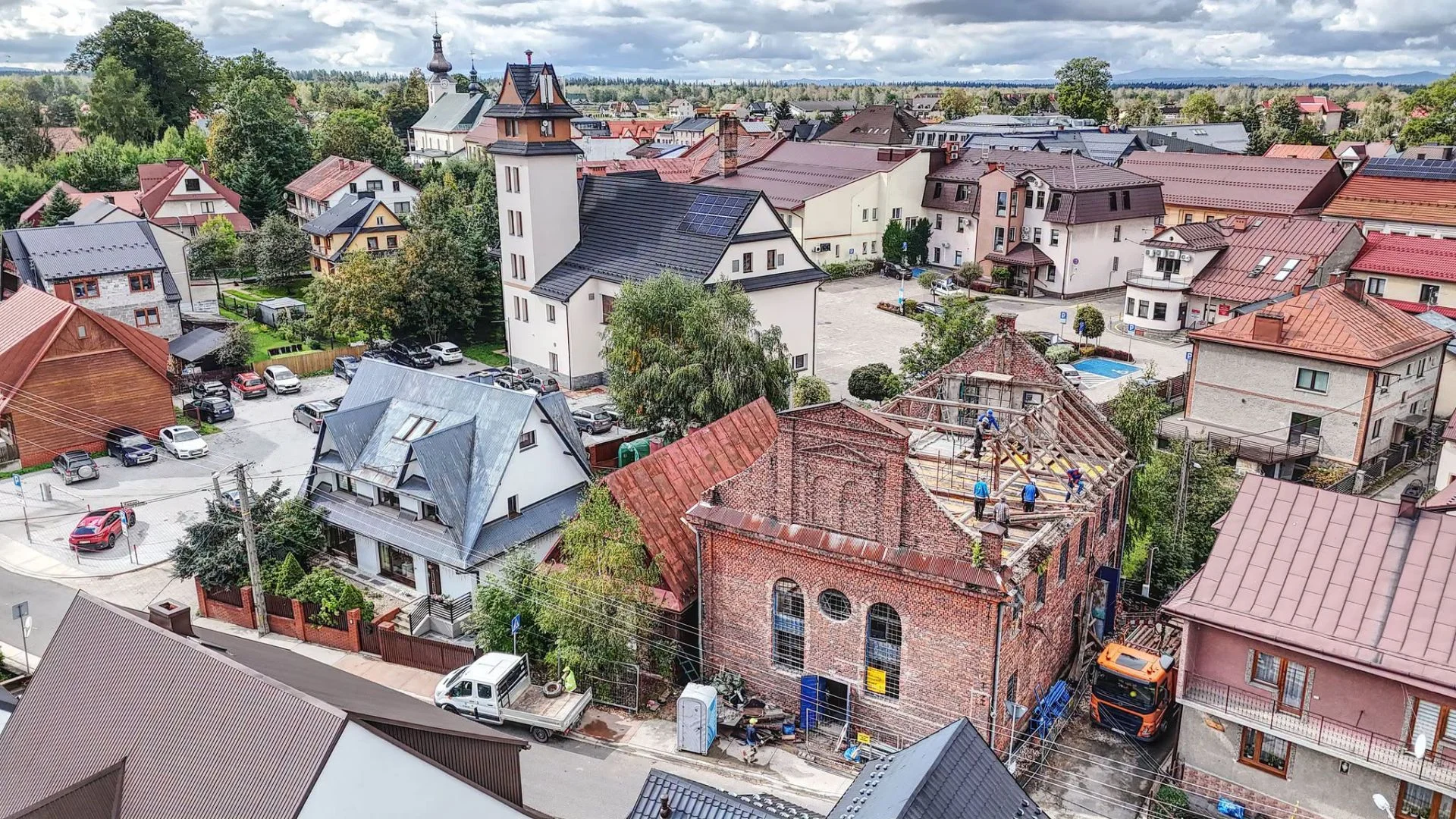 Przez lata był tu sklep i magazyn. Teraz synagoga na Podhalu wraca do życia. budynki, synagoga w remoncie.