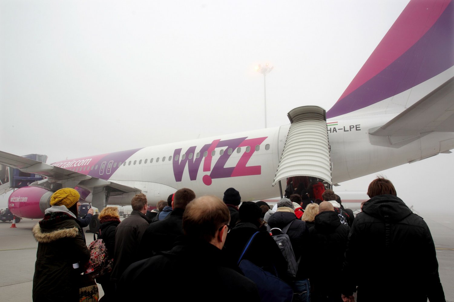 Pasażerowie przed samolotem Wizz Air