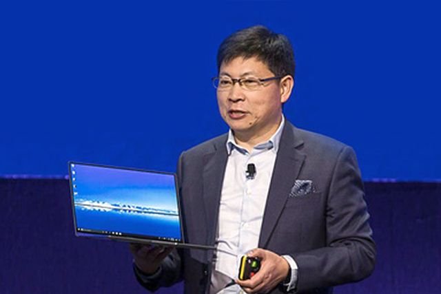 Richard Yu, szef Huawei, prezentuje nowy model komputera - Matebook X Pro.