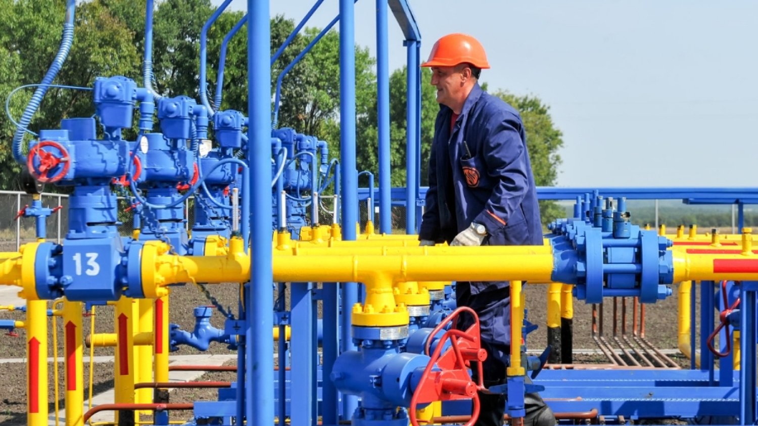 Instalacje gazowe pod Charkowem. Od 1 listopada indywidualni odbiorcy - do tej pory chronieni cenami rządowymi - zapłacą za gaz 23 proc. więcej.