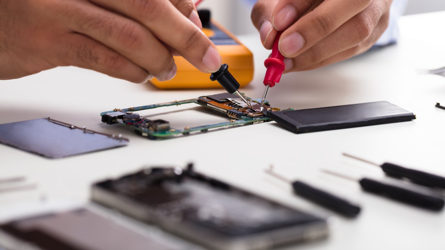Wyciekły projektowane przepisy KE, których celem ma być łatwiejsza wymiana baterii w telefonie, a co za tym idzie - generowanie mniej elektrośmieci.
