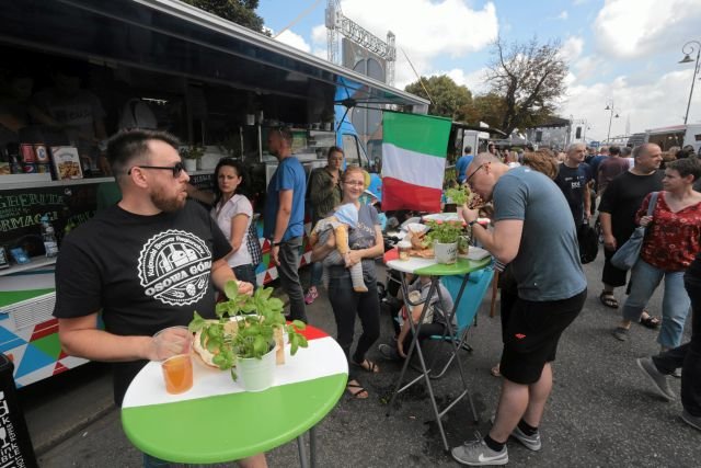 Food trucki cieszą się w Polsce rosnącą popularnością. Dwaj łódzcy oszuści postanowili to wykorzystać i sprzedawali fałszywą licencję franczyzową na taki biznes