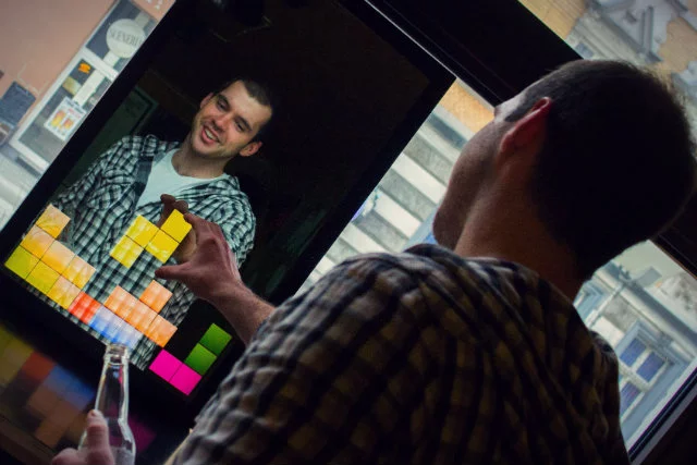 Lustra Abyss Glass dzięki zastosowaniu technologii Kinect, mogą służyć do angażujących gier.