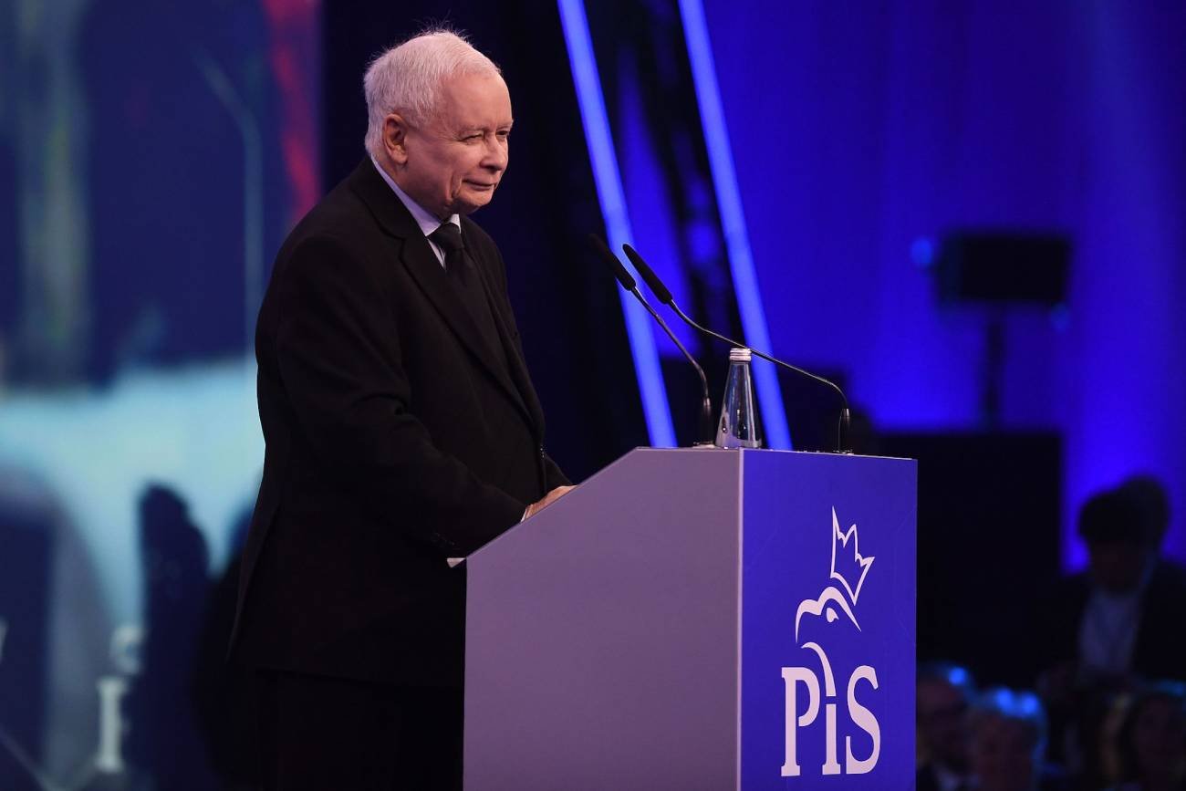 Jarosław Kaczyński prezentuje programowy ul Prawa i Sprawiedliwości.