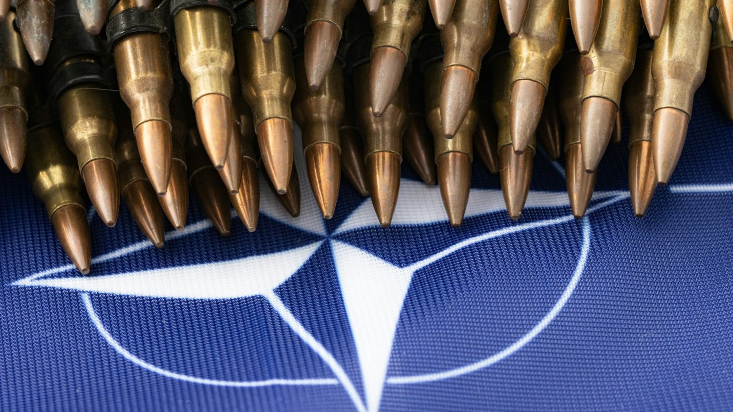 Pociski umieszczone na fladze NATO. Media: Zachód dostarcza Rosji kluczową technologię.