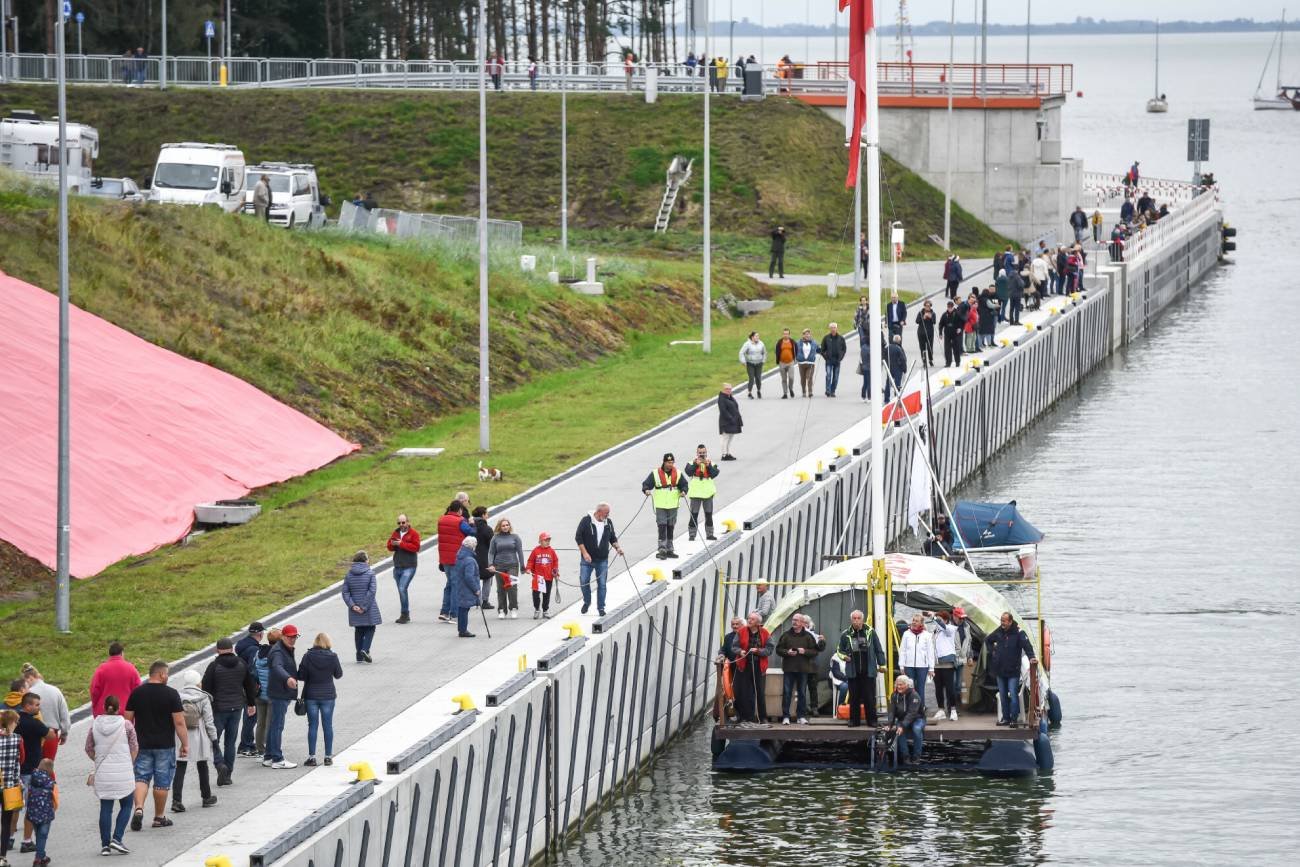 Spacerowicze przy kanale żeglugowym na Mierzei Wiślanej.