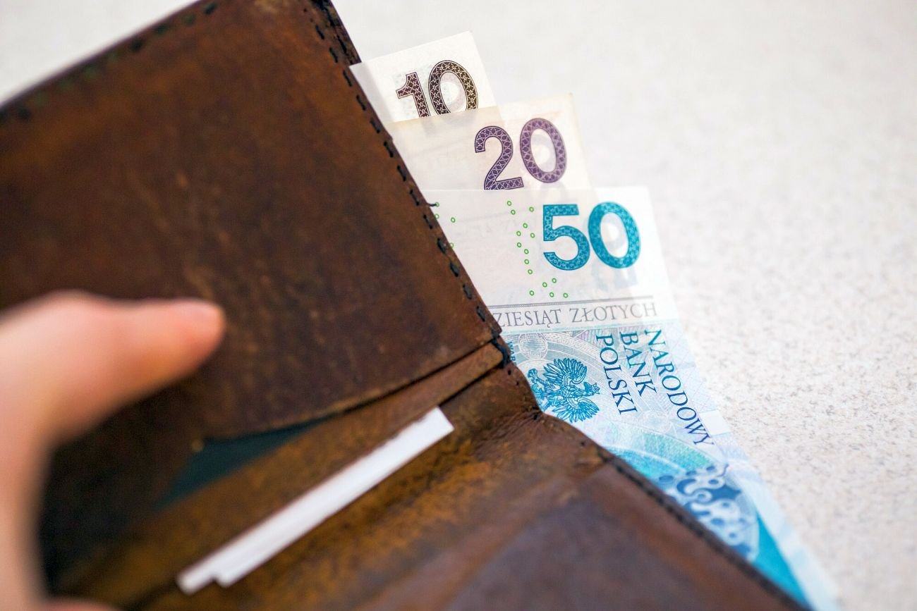 Zarobki Polaków spadły miesiąc do miesiąca