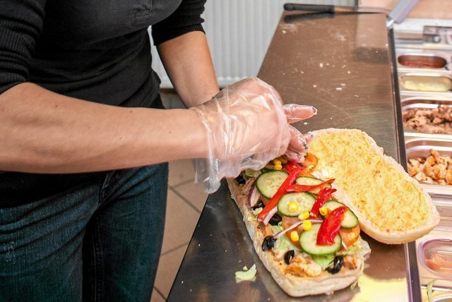 Produkcja kanapek na dużą skalę jest dla środowiska tak samo szkodliwa, jak eksploatacja milionów samochodów – ustalili naukowcy z Uniwersytetu w Manchesterze.