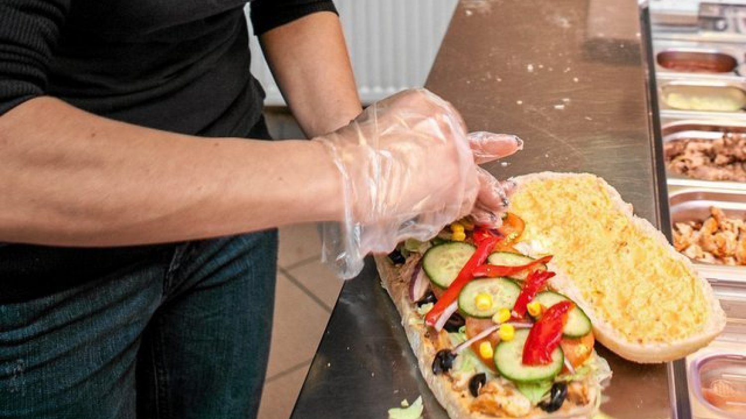 Produkcja kanapek na dużą skalę jest dla środowiska tak samo szkodliwa, jak eksploatacja milionów samochodów – ustalili naukowcy z Uniwersytetu w Manchesterze.