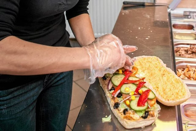 Produkcja kanapek na dużą skalę jest dla środowiska tak samo szkodliwa, jak eksploatacja milionów samochodów – ustalili naukowcy z Uniwersytetu w Manchesterze.