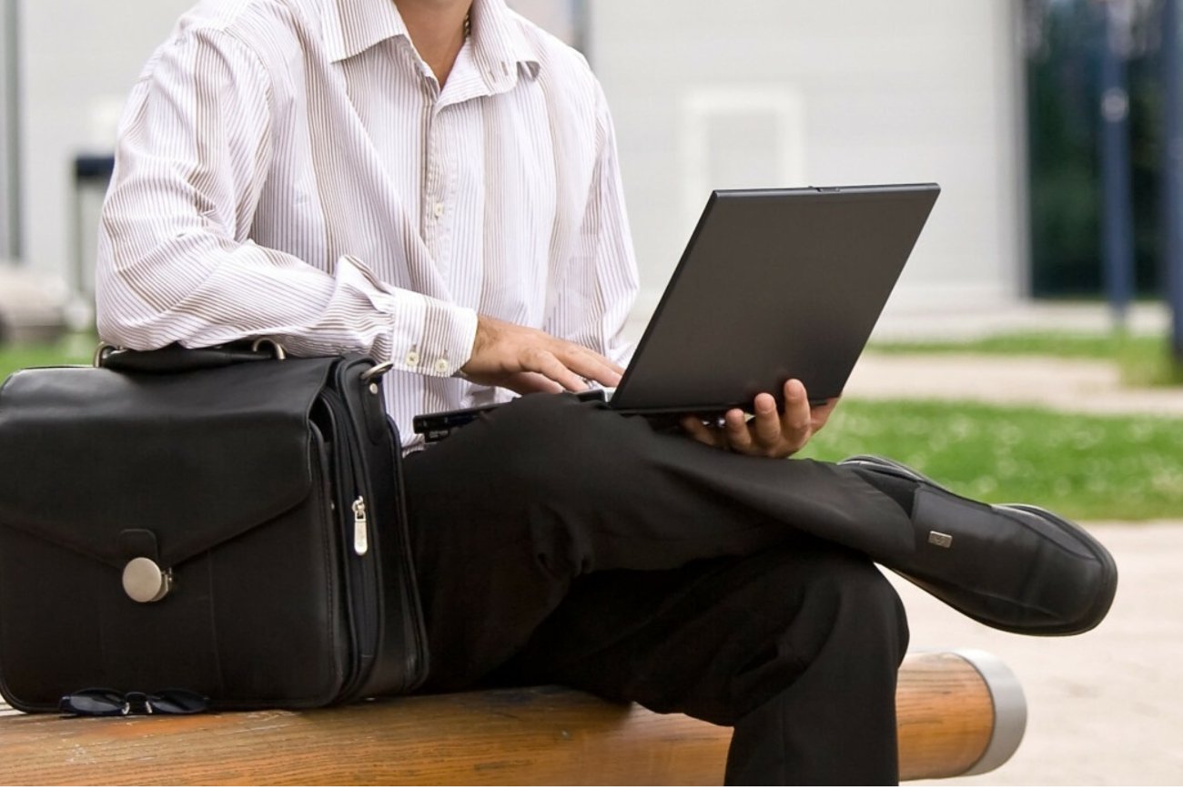 Pracownik z komputerem