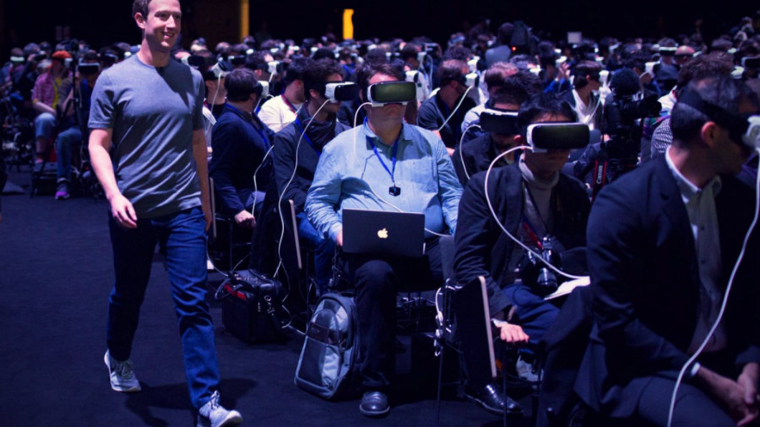 Mark Zuckerberg wkracza na konferencję Samsunga na MWC 2016 w Barcelonie. Goście obserwują go przez wirtualne gogle