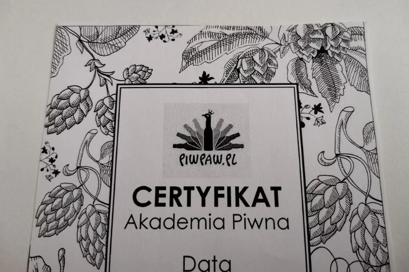 Girlanda z szyszkami chmielu na "legitymacji piwosza".