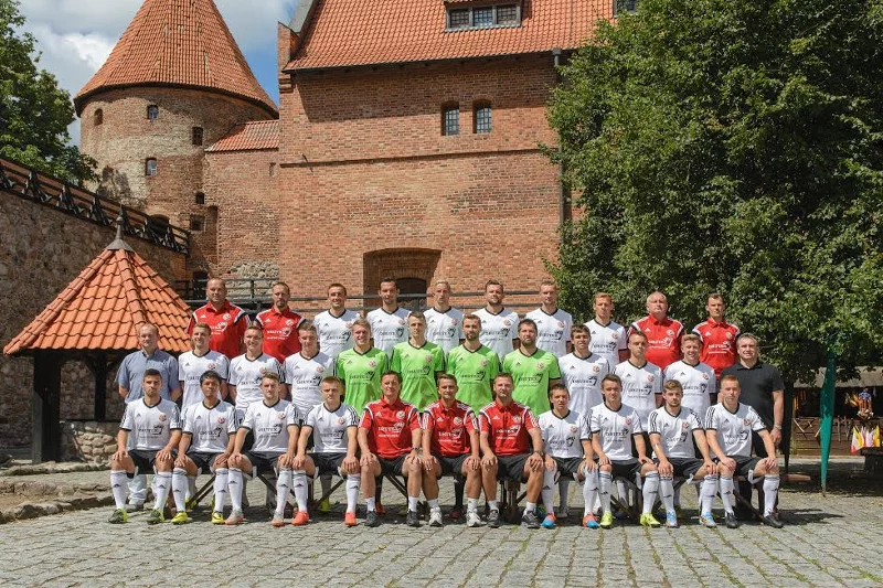 Zawodnicy i sztab szkoleniowy I-ligowego klubu piłkarskiego z Bytowa