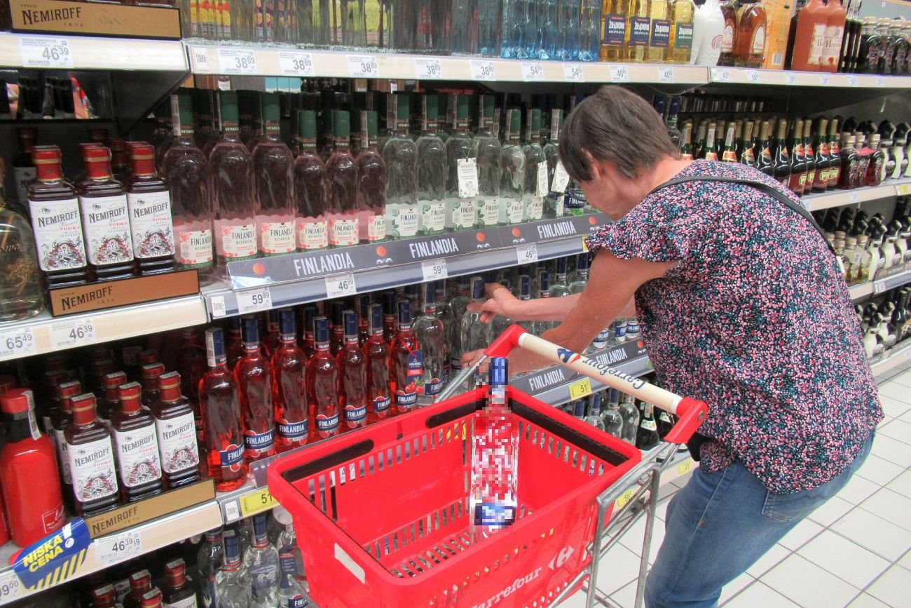 Wódka "Polna" w Lidlu kosztuje poniżej 10 zł za pół litra. Jej odpowiednikiem w Biedronce jest "Parkowa"