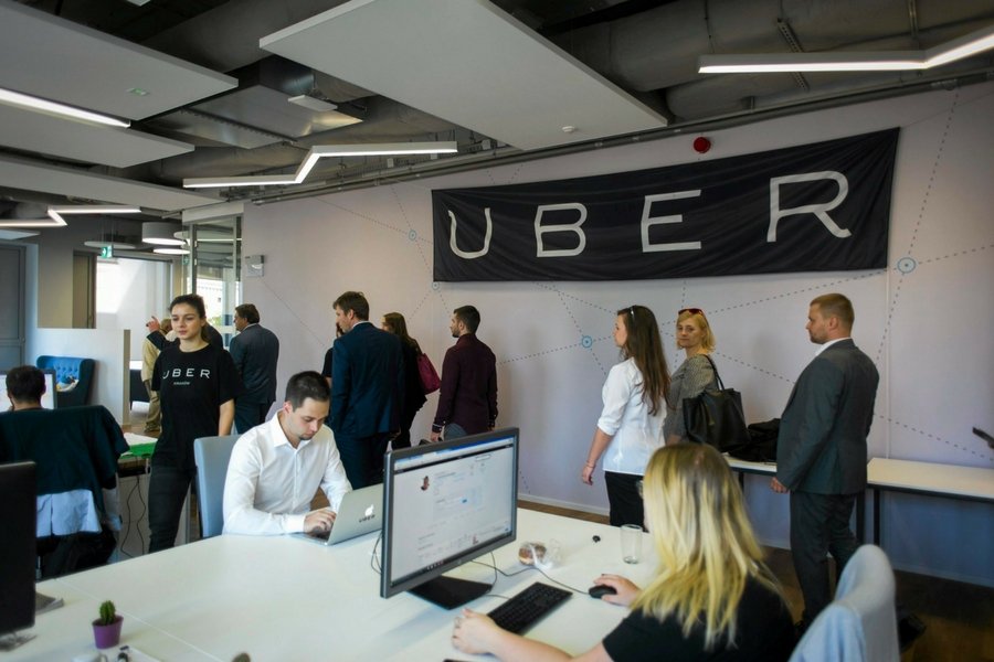 Uber wprowadza kasy fiskalne i płatność gotówką.