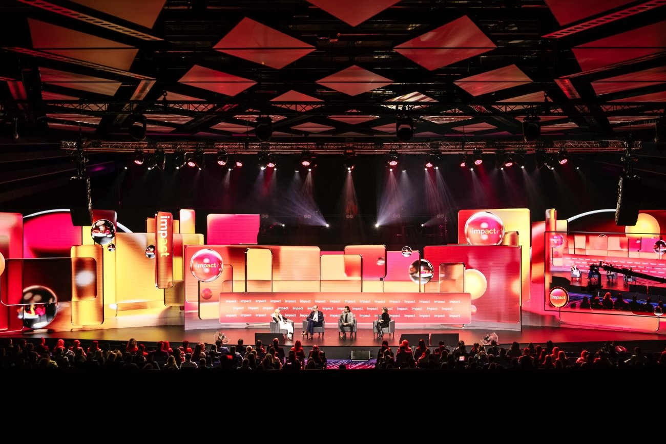 Przywództwo kobiet i wzmocnienie ich pozycji będzie ważnym tematem na Impact’24. Na kongresie wystąpią m.in. Michelle Obama, była premier Finlandii Sanna Marin, światowej sławy terapeutka Esther Perel i wiele innych kobiecych liderek.