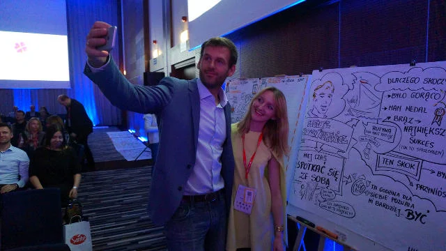 Graphic recorder na konferencji to w Polsce ciągle nowość, więc bez selfie na tle notatki do własnego wystąpienia się nie obejdzie