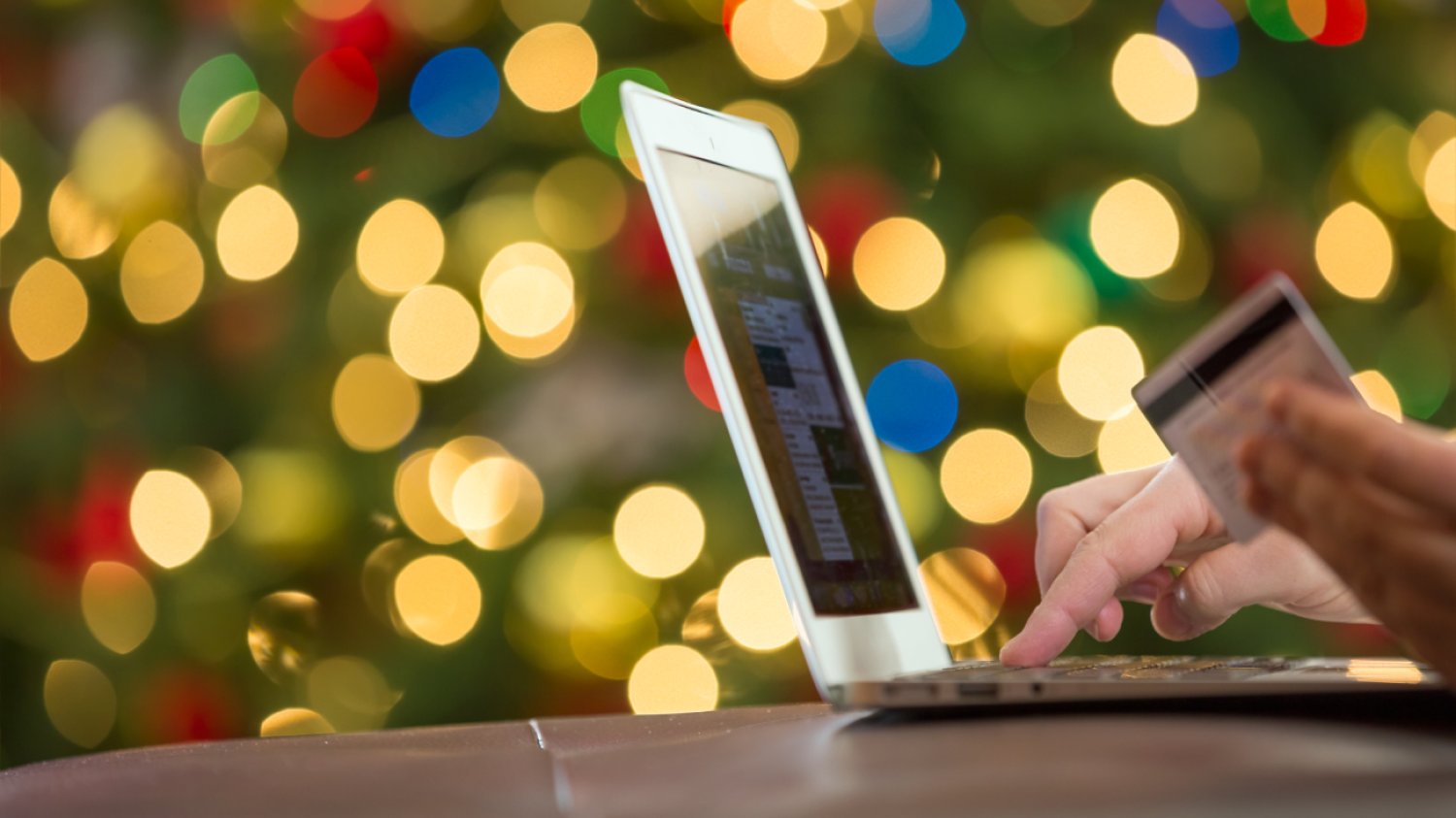 dłoń mężczyzny robi zakupy online, płatność kartą