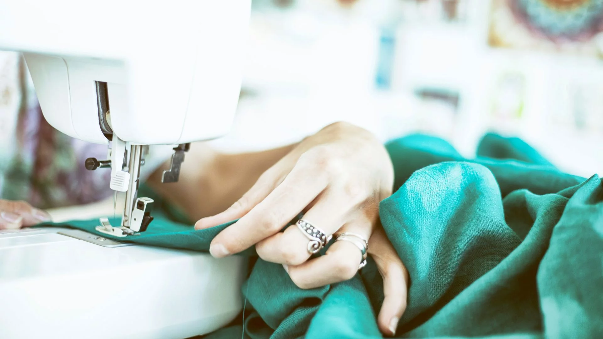 Upada Tarnowska Odzież. Kolejna firma, o której nie słyszałeś, ale której żal kobieta szyje na maszynie