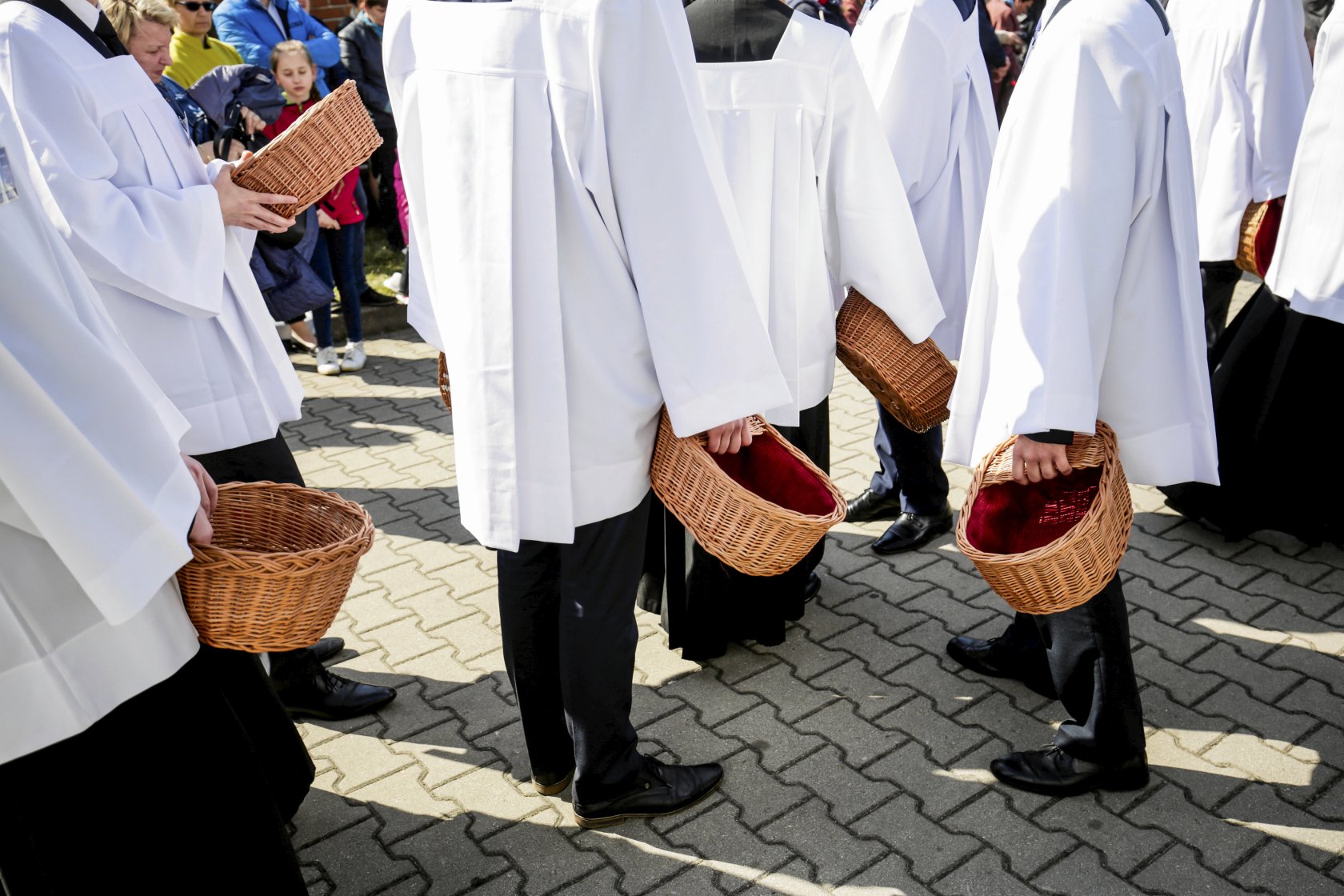 Z powodu koronawirusa w kościelnych tacach lądowało znacznie mniej pieniędzy niż normalnie.