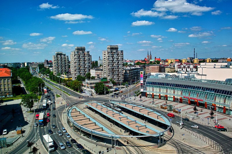 IV kwartał 2015 roku zapowiada się bardzo optymistyczne jeśli chodzi o ilość ofert pracy na naszym rodzimym rynku twierdzi ManpowerGroup. Wynika to częściowo z tego, że zachodnie firmy  outsourcingują usługi do miast takich jak Wrocław (na zdj.), Kraków c