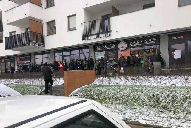 Klienci bemowskiej pączkarni stoją grubo ponad godzinę w kolejce po słodkie wypieki. Wielu klientów rezygnuje, firmie obrywa się w komentarzach