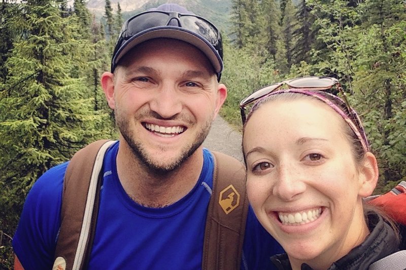 Curtiis i Kelly mieli dość nudnej i czasochłonnej pracy, jak również płacenia wysokiego czynszu. Porzucili dawne życie i rozpoczęli wspólną podróż. Kluczem do szczęścia i wolności okazała się... zwykła przyczepa.