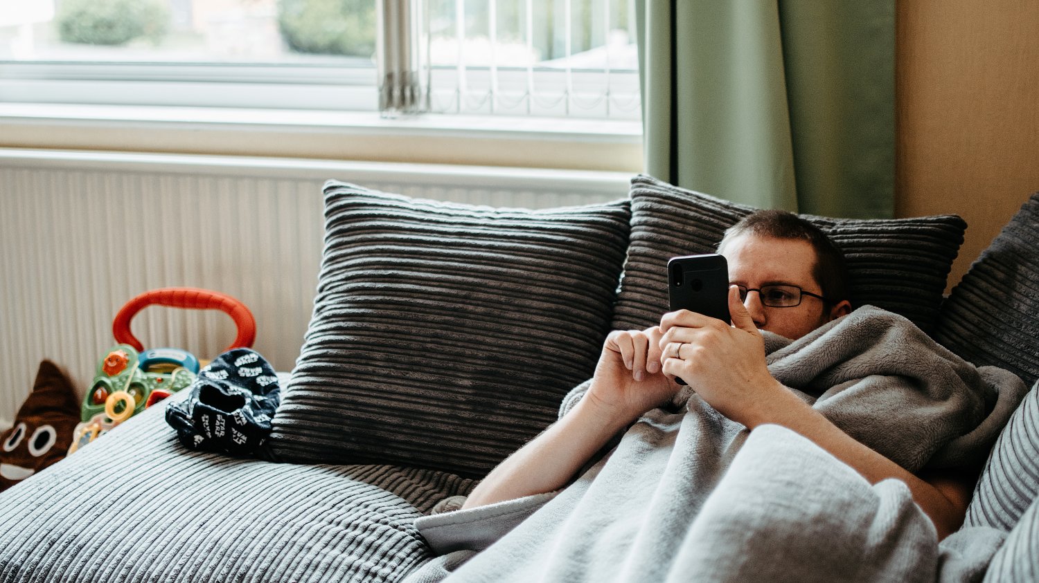 Zamiast aktywnie wykorzystywać czas siedzenia w domu podczas epidemii, wielu z nas nie potrafi się zmotywować do czegokolwiek innego, niż przesiadywanie w internecie.