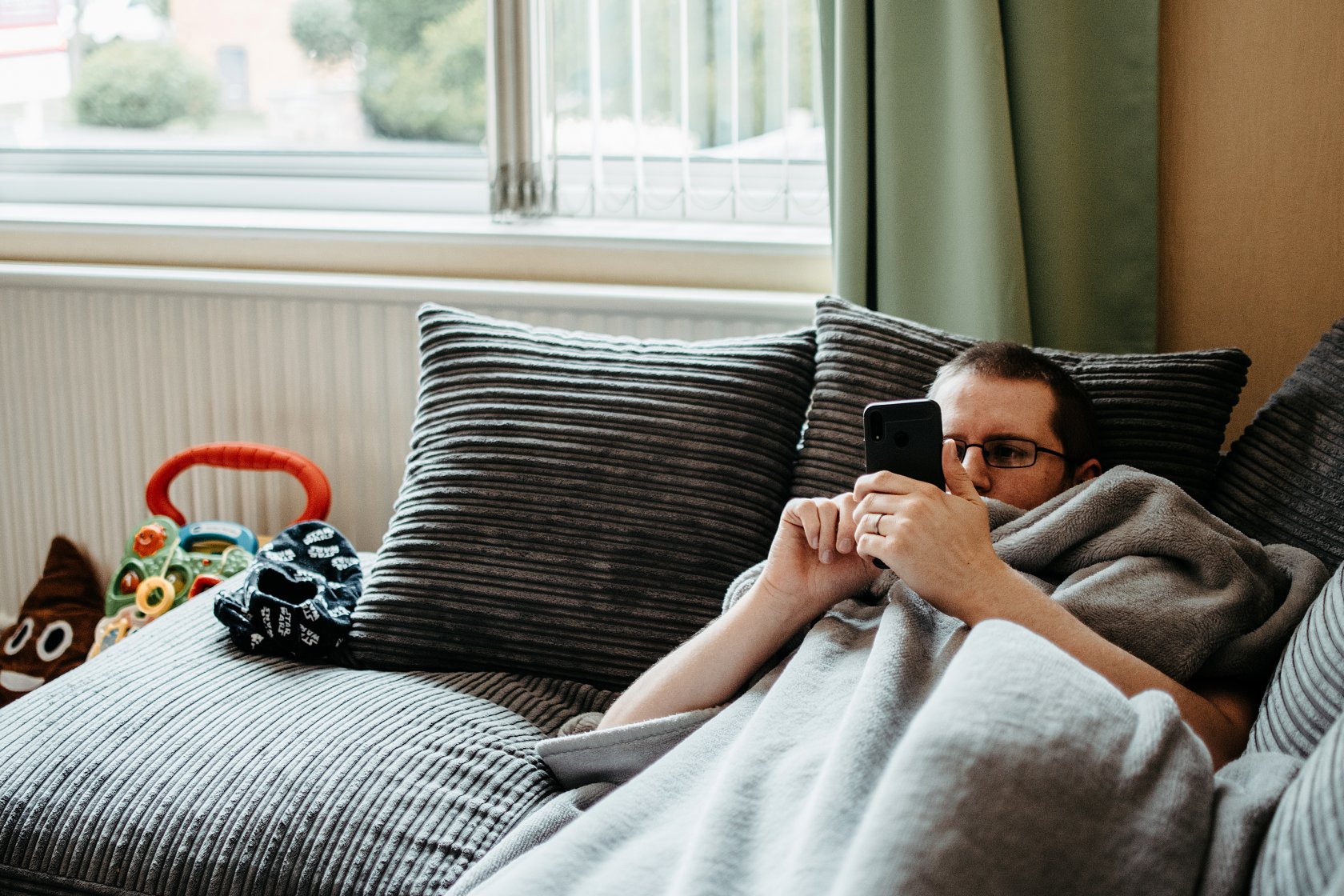 Zamiast aktywnie wykorzystywać czas siedzenia w domu podczas epidemii, wielu z nas nie potrafi się zmotywować do czegokolwiek innego, niż przesiadywanie w internecie.