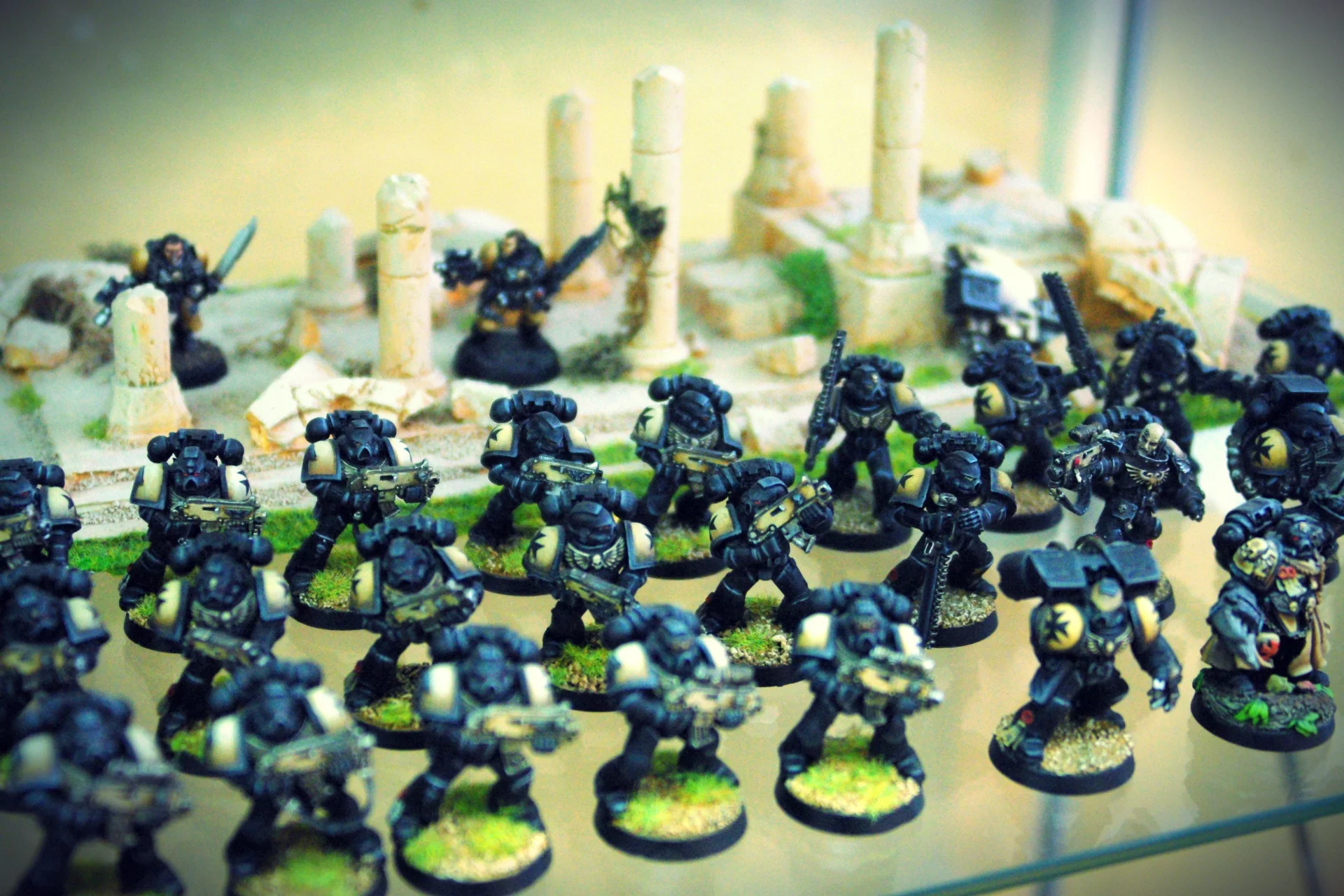 Z przodu figurki do Warhammera 40.000, w tle makieta do Umbra Turris