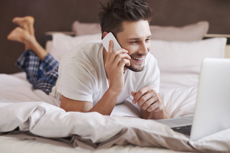 Call center to przeżytek? Znane marki pozwalają konsultantom pracować w…pidżamie. Ku zadowoleniu ich i klientów.