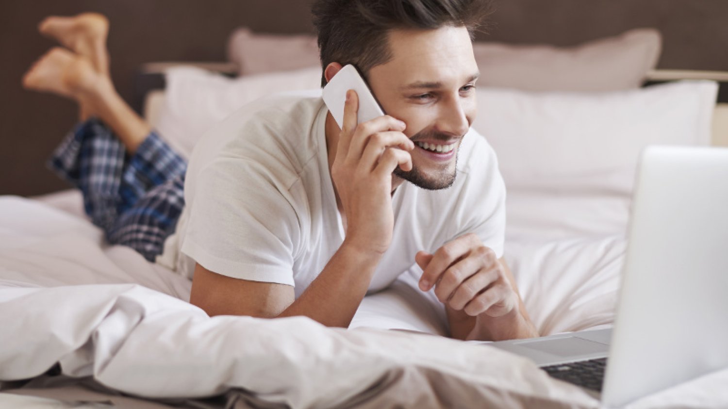 Call center to przeżytek? Znane marki pozwalają konsultantom pracować w…pidżamie. Ku zadowoleniu ich i klientów.