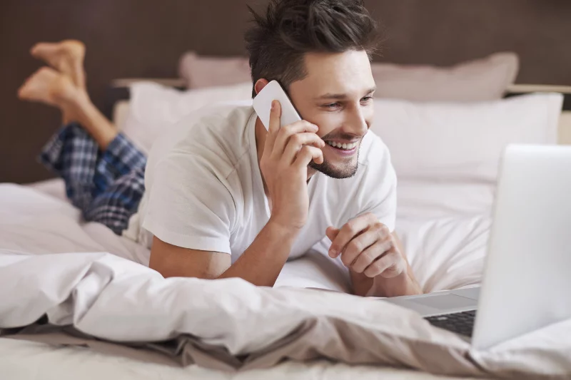 Call center to przeżytek? Znane marki pozwalają konsultantom pracować w…pidżamie. Ku zadowoleniu ich i klientów.