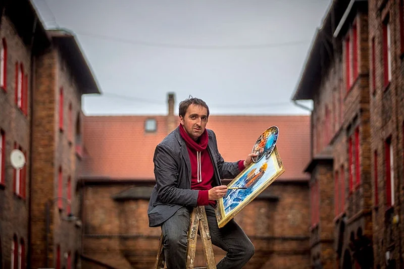 Grzegorz Chudy to nauczyciel języka polskiego, który z zamiłowania jest malarzem. Jego ostatnim dziełem jest cykl akwareli łączących motywy z serii filmów "Gwiezdne Wojny" z polskimi miastami na Śląsku