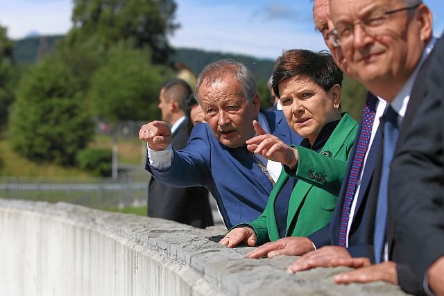 Premier Beata Szydło z pompą otworzyła zbiornik i zaporę wodną w Świnnej Porębie. Weług lokalnych władz do zakończenia inwestycji droga jeszcze daleka